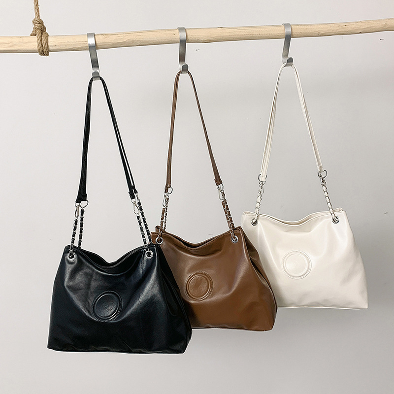 Tote bag, a large-capacity, simple, soft leather, and niche single-shoulder bag for college students with a commuting feel Application Scenario