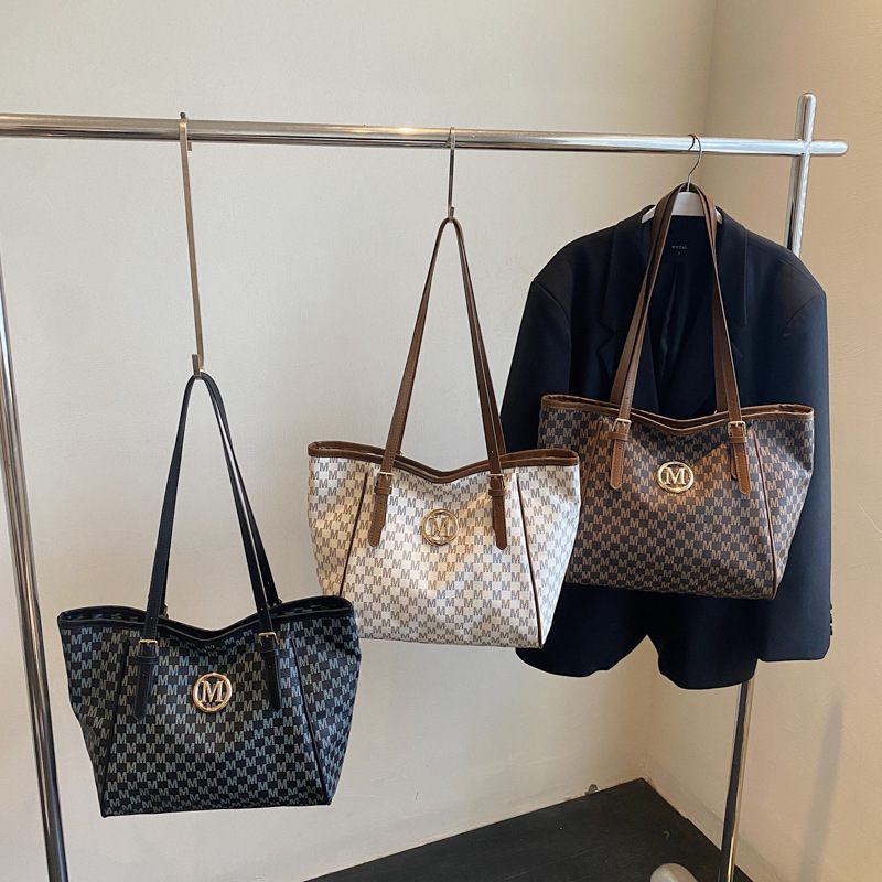High-end commuter tote bag for women 2025 new Spring/Summer trendy fashion single-shoulder bag with large capacity handbag Application Scenario