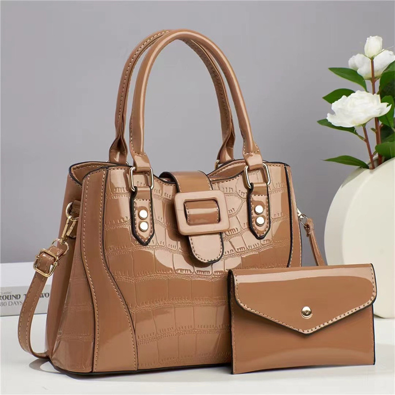 2023 grand retro crocodile pattern mother-and-child bag with a large capacity women's bag, versatile single-shoulder crossbody bag, one-piece consignment Application Scenario