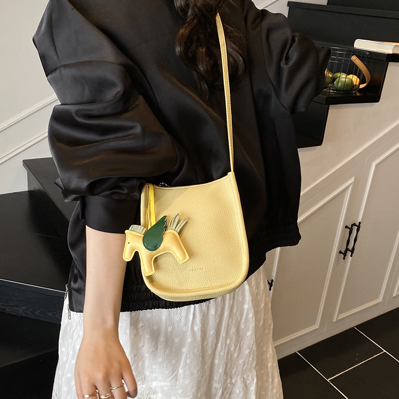 The 2025 new versatile, casual, niche and simple mobile phone bag exudes a sense of high-end fashion and elegance for women. It is a solid color single-shoulder crossbody bag details Picture