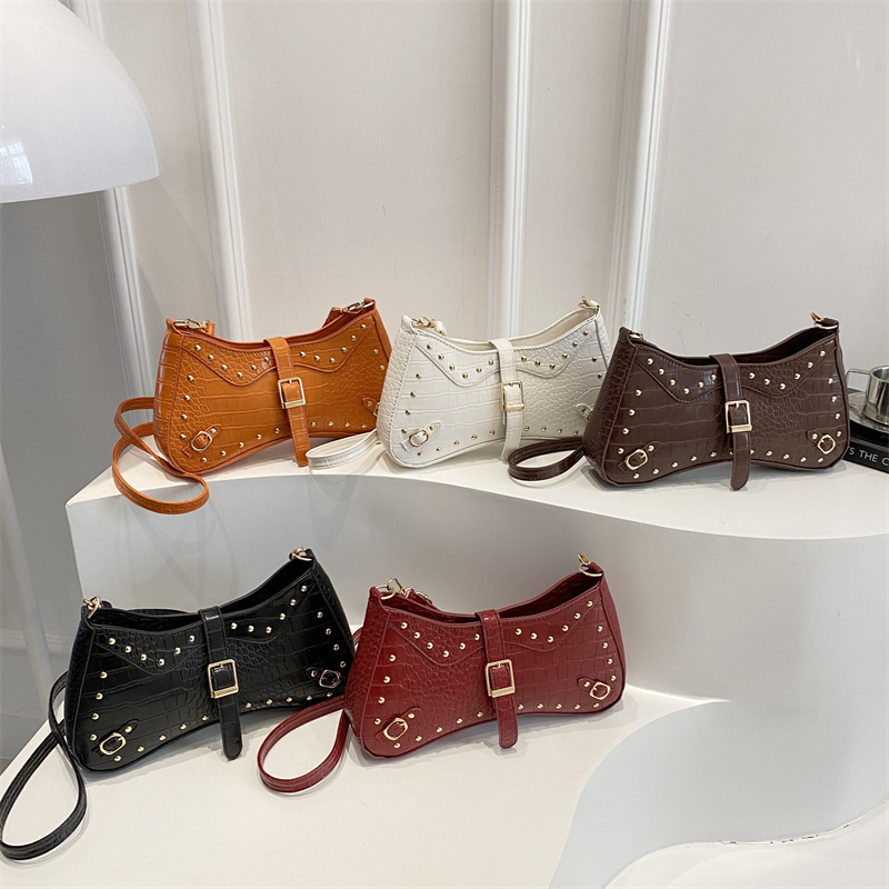 Rivet simple and retro 2025 summer personalized new fashion solid color trendy casual shoulder bag, underarm bag for women Application Scenario