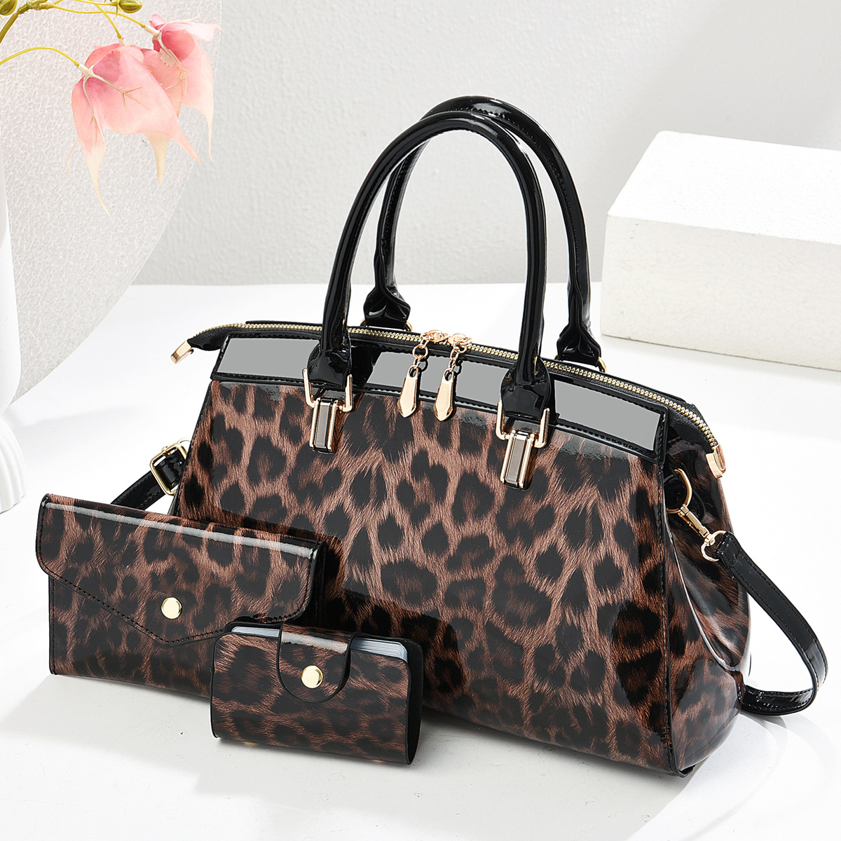 Cross-border temu's best-selling new retro patent leather tote bag, large-capacity, personalized leopard print fashionable single-shoulder crossbody bag Application Scenario