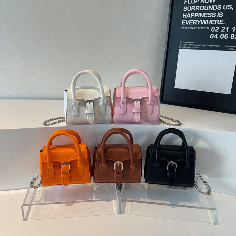 Retro casual small square bag for women, simple, fashionable and stylish hand-held shoulder bag, 2025 new style simple and fashionable crossbody bag Application Scenario