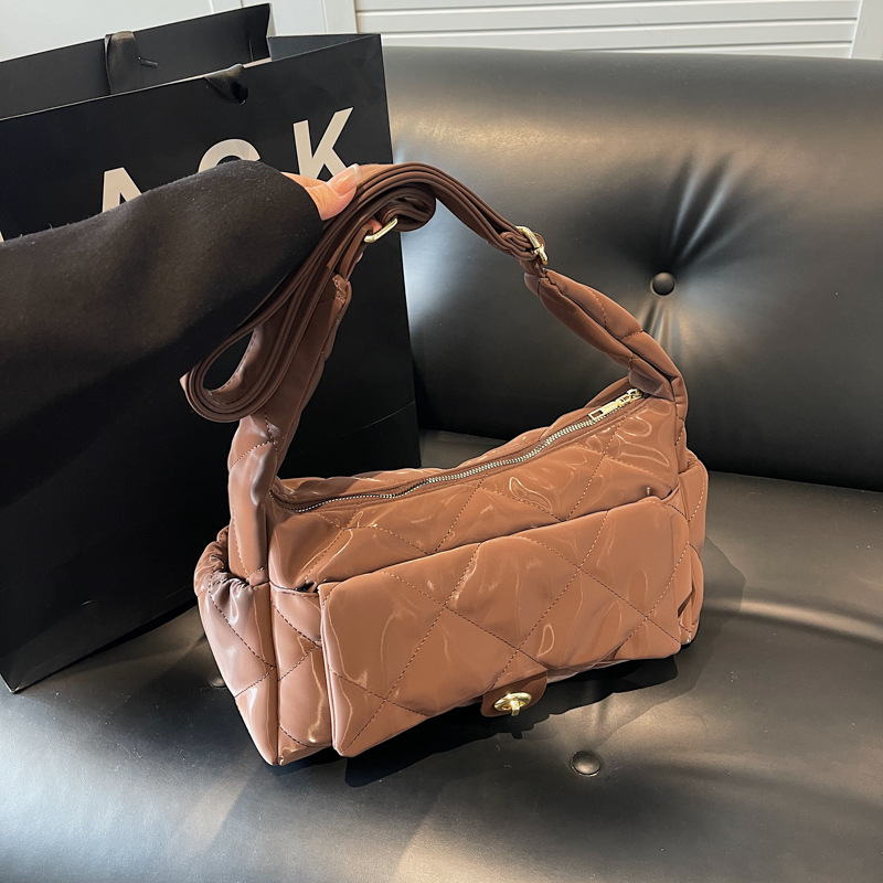 A high-capacity casual commuting bag for women in 2024, a high-end and versatile single-shoulder crossbody bag and a hand-held Boston bag full figure