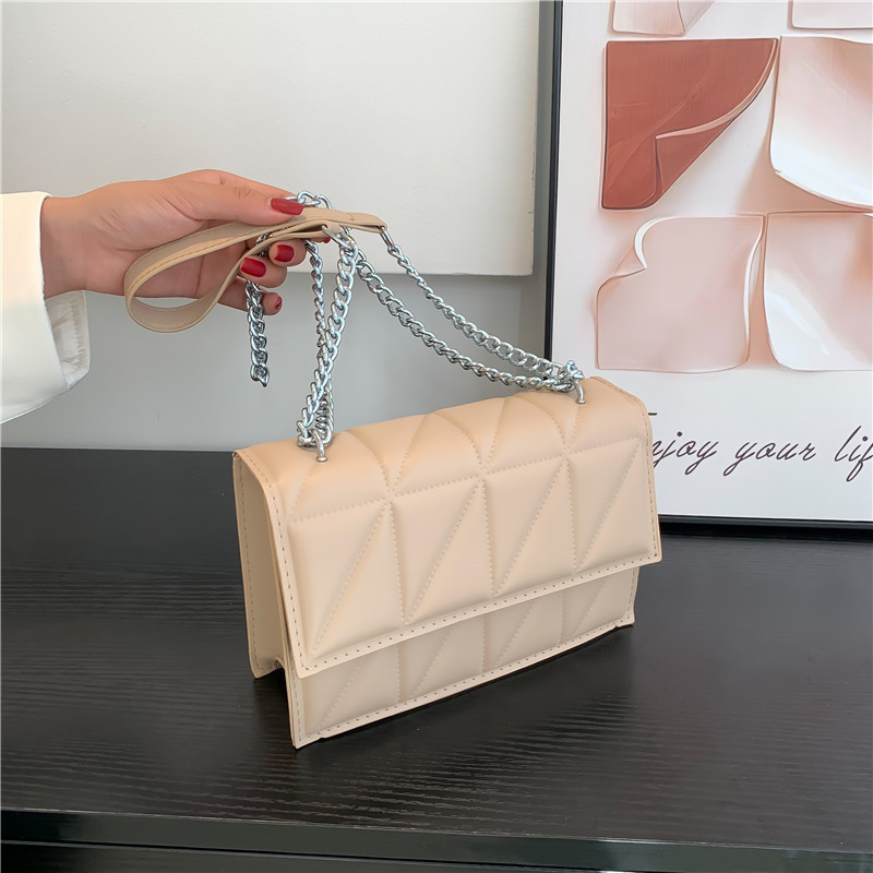 The new 2022 trendy Korean-style stylish diamond-shaped chain embroidered thread small square bag and mini crossbody single-shoulder bag have been launched Specification drawing