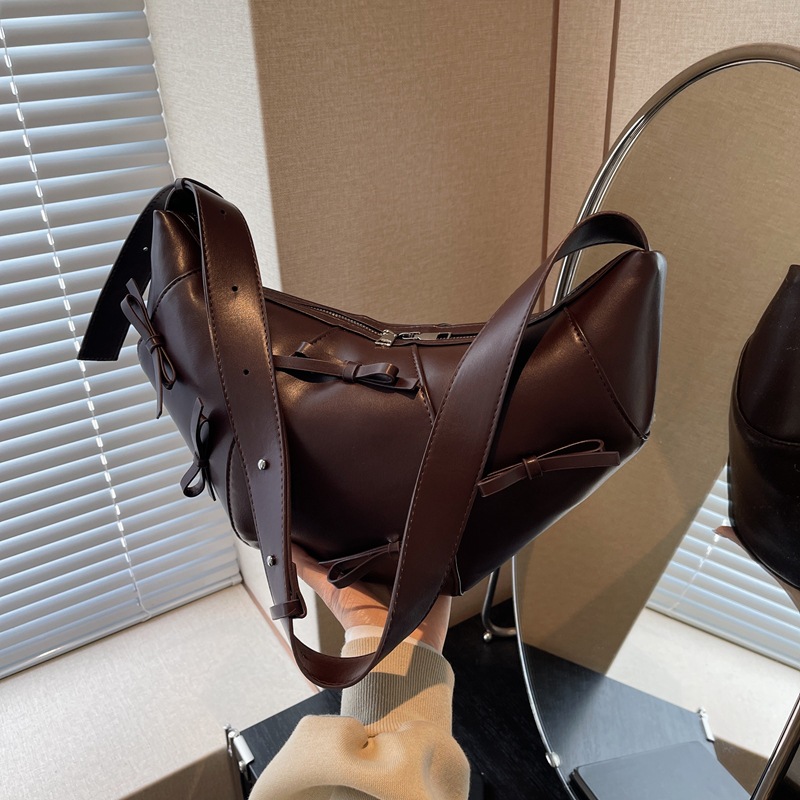 A high-end retro soft leather horn bag for women, a new 2024 trendy, retro, niche and stylish large-capacity crossbody bag details Picture