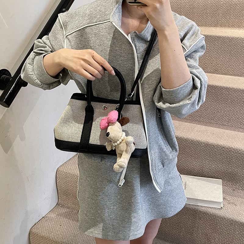 Stylish vegetable basket bucket bag for women, color-blocking hand-held crossbody bag for women, new trendy and high-quality single-shoulder bag for Spring/Summer 2025 Application Scenario