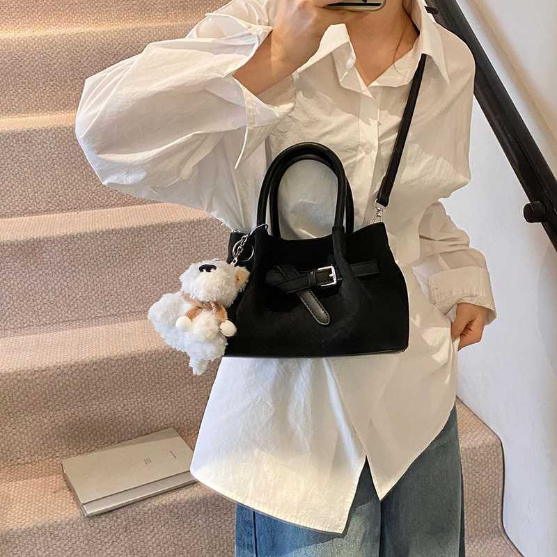 High-end, fashionable, large-capacity hand-held bucket bag for women 2025, new style, stylish, light luxury, versatile single-shoulder crossbody bag Application Scenario