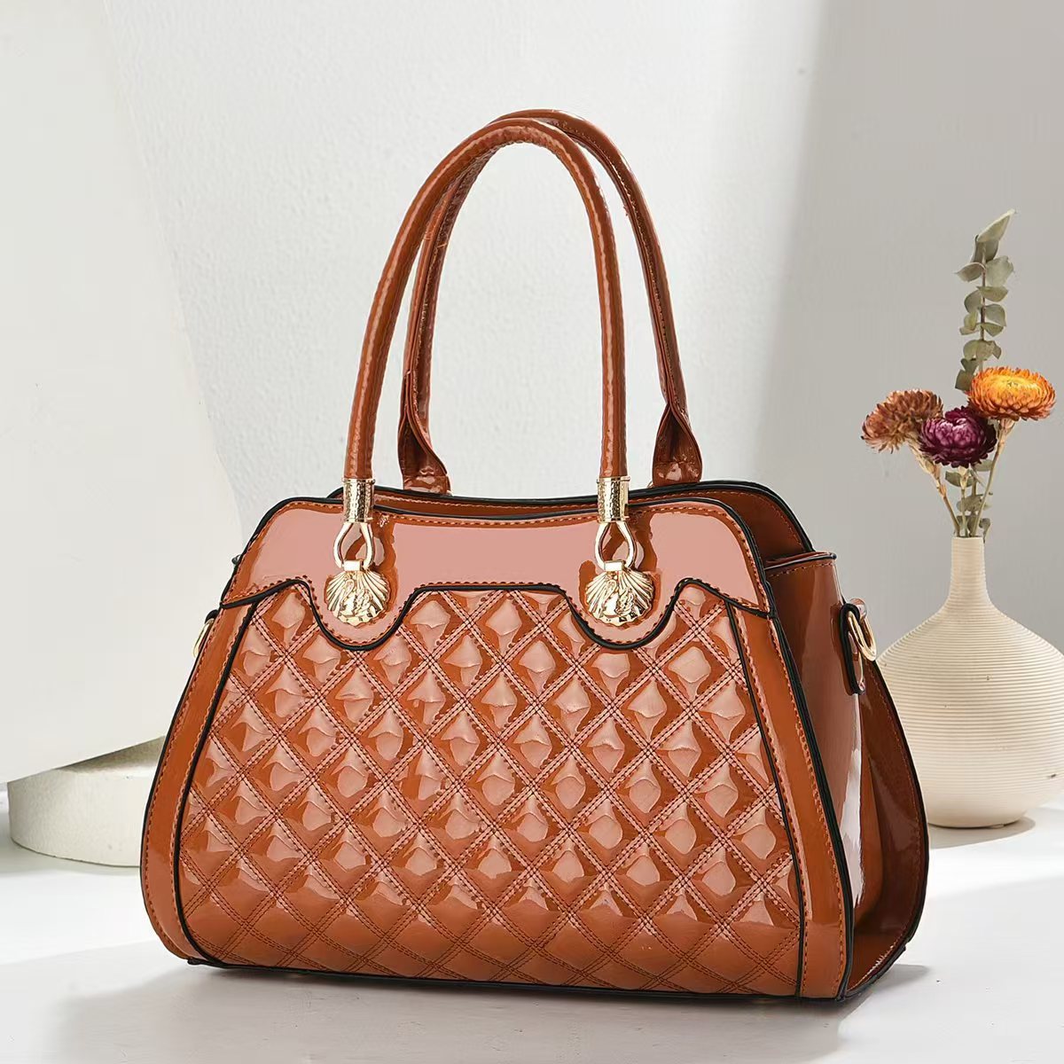 New trendy diamond-patterned women's bags, fashionable, elegant and versatile women's bags, single-shoulder, hand-carry and crossbody women's bags Application Scenario