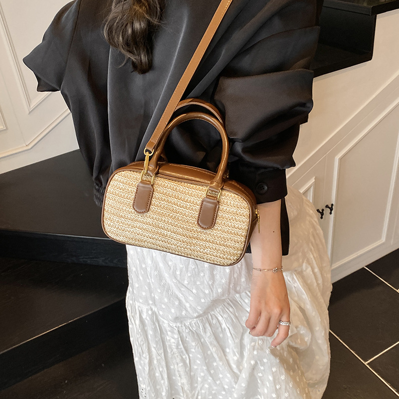 This is a new Korean hand-held pillow bag with a unique design for the summer of 2025. It is a versatile single-shoulder crossbody bag made of straw weaving Application Scenario