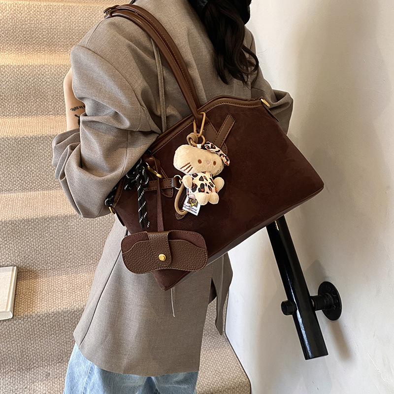 A niche design retro matte tote bag for women, a new 2024 fashionable and individual leopard print hand-held crossbody briefcase Application Scenario