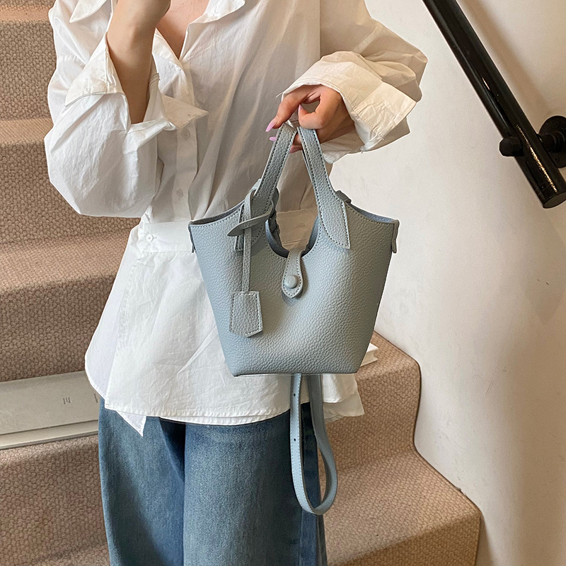 A trendy large-capacity hand-held bucket bag for women 2025, a new casual Korean-style fashionable single-shoulder crossbody bag for work and commuting details Picture
