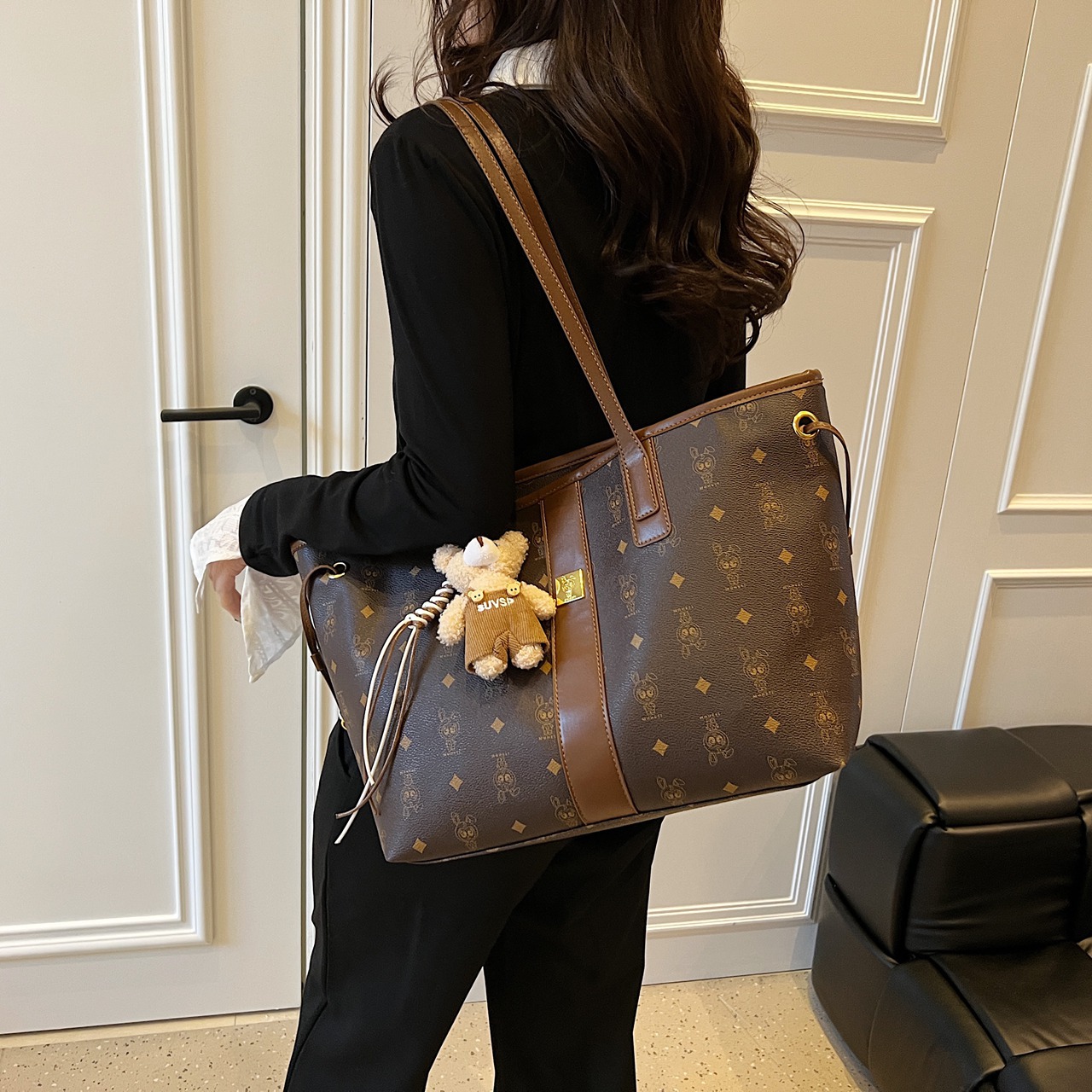 A large-capacity, stylish and versatile Korean style Instagram bag for women, a new 2025 fashion and high-end single-shoulder tote bag full figure