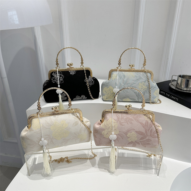 Butterfly Love Flower Small Square Bag 2025 New Style chain handbag crossbody bag Ethnic style socialite banquet bag Application Scenario