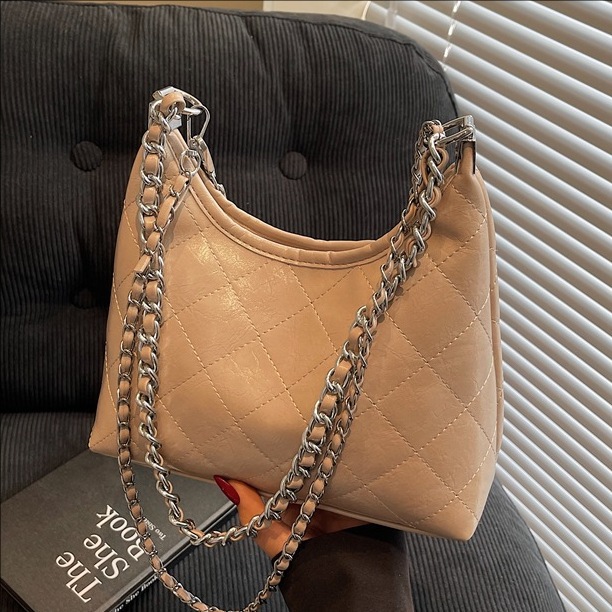 The 2025 new textured diamond-shaped chain underarm bag is a trendy and fashionable crossbody bag for women, versatile, stylish and light luxury single-shoulder bag full figure