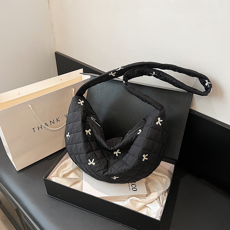 Large-capacity bag 2024 new Korean-style fashionable single-shoulder crossbody bag, class commuting dumpling bag, casual tote bag details Picture
