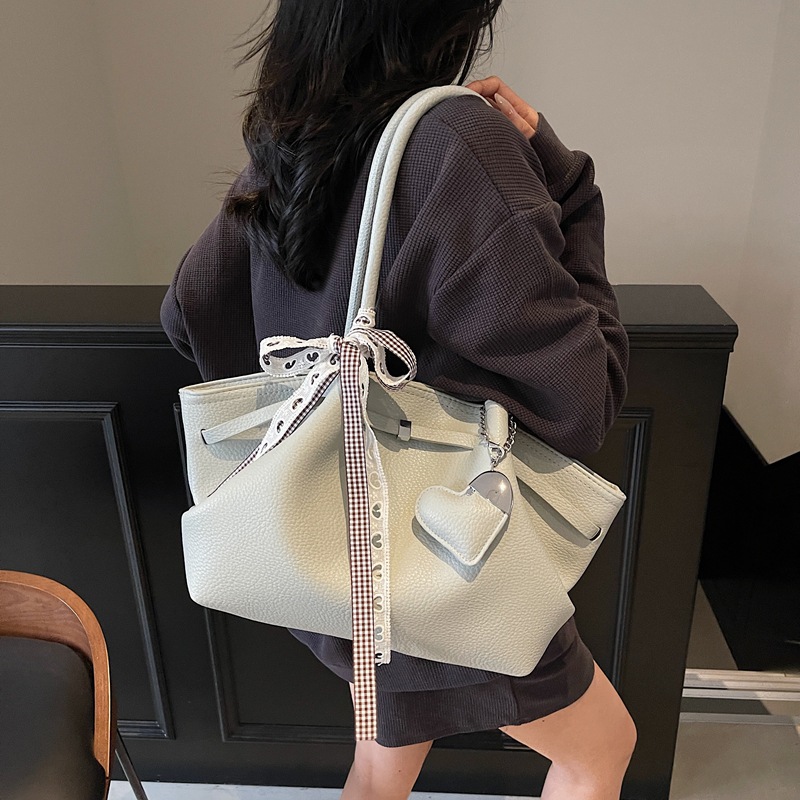 High-end texture lychee pattern large-capacity tote bag for women 2025 new style, fashionable, simple and versatile single-shoulder armpit bag Application Scenario