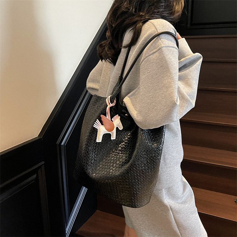The 2025 new style of fashionable, casual and trendy handbag is a high-end, large-capacity, simple single-shoulder tote bag Application Scenario