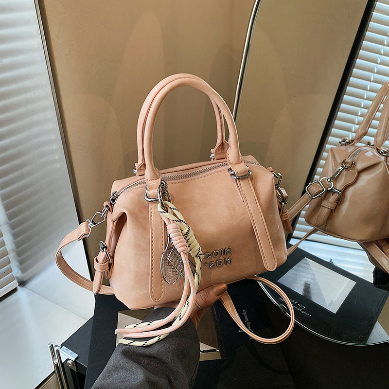 High-end oil-wax leather small bag for women, 2025 new style fashionable hand-held pillow bag, casual and versatile single-shoulder crossbody bag details Picture