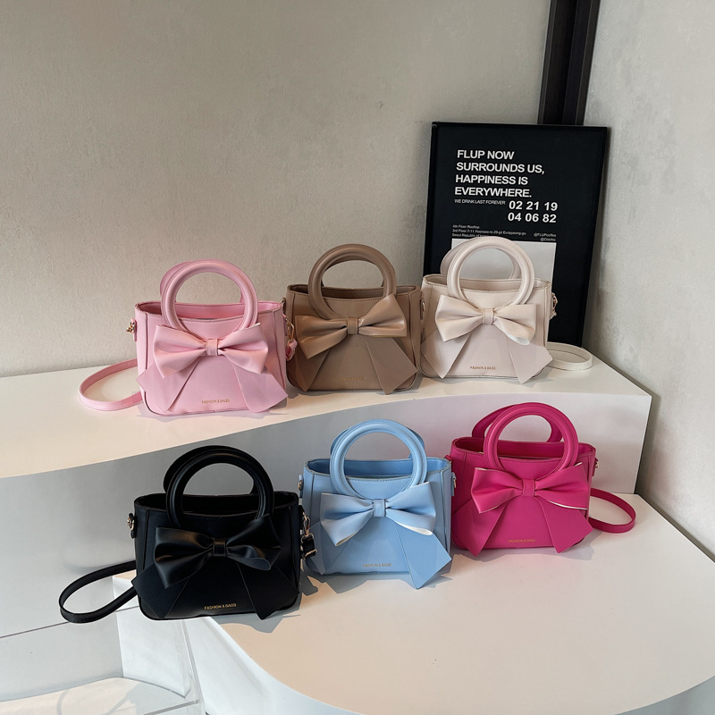 Spring 2025 New bow tote bag for women's commuting to work, large-capacity single-shoulder bag, fashionable underarm bag Application Scenario