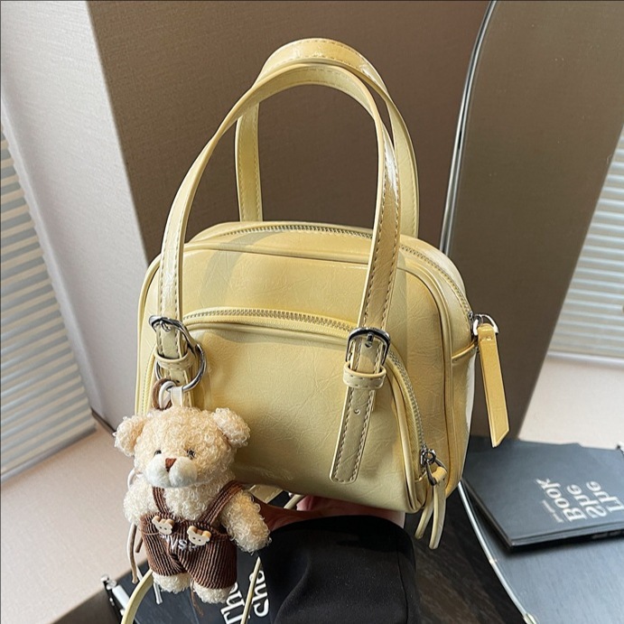 This is a new Spring/Summer 2025 fashionable, high-end, simple and light luxury handbag that is versatile for women and elegant for commuting. It is a single-shoulder crossbody bag full figure