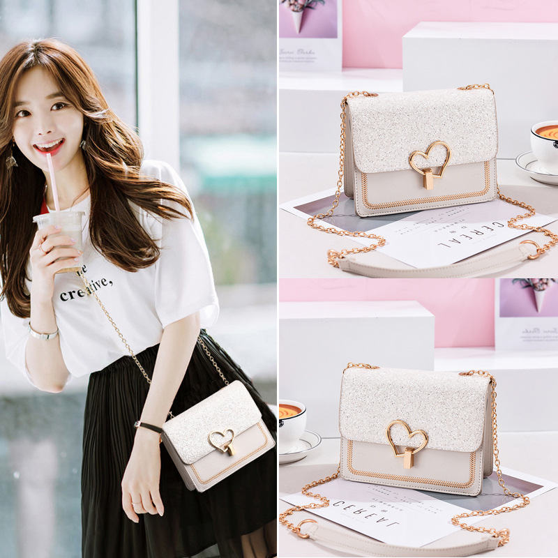The 2022 new trendy Korean-style chain fashion shiny leather small square bag is chic and stylish. It's a single-shoulder crossbody bag full figure