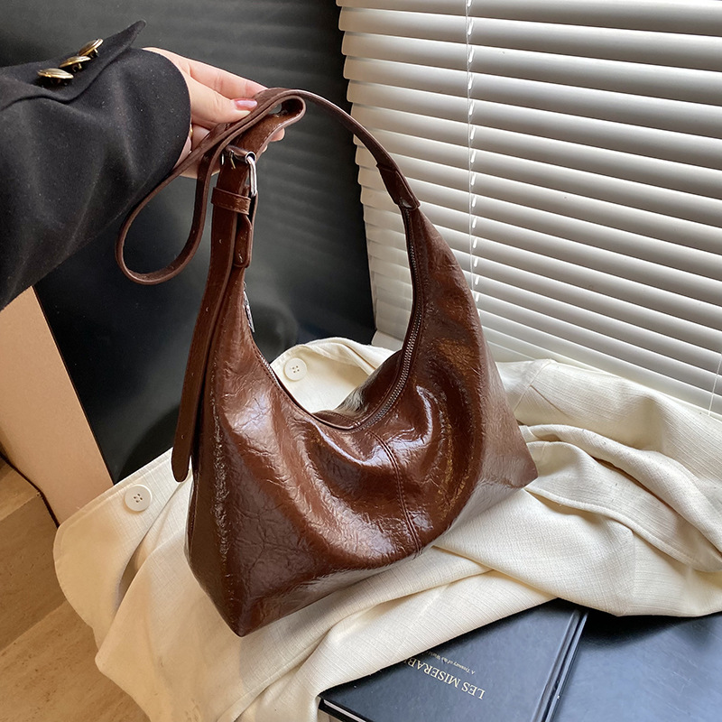 High-end retro oil wax leather underarm bag for women, 2024 new style, trendy and versatile commuting single-shoulder crossbody bag details Picture