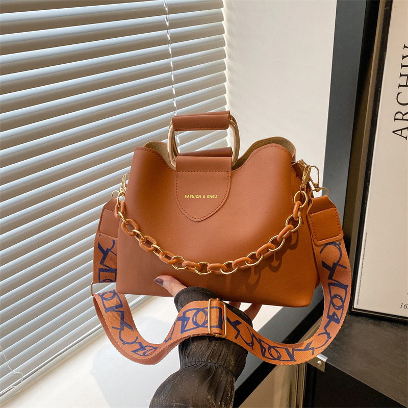 New summer 2025 fashionable women's bag, single-shoulder simple commuter bag, chain-decorated handbag, high-quality crossbody bag full figure