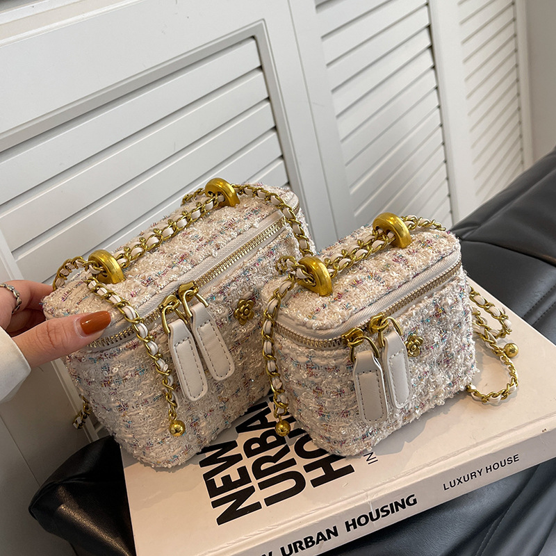 High-quality small bag for women's spring 2025 new trendy and fashionable knitted chain crossbody bag mini bucket bag Application Scenario