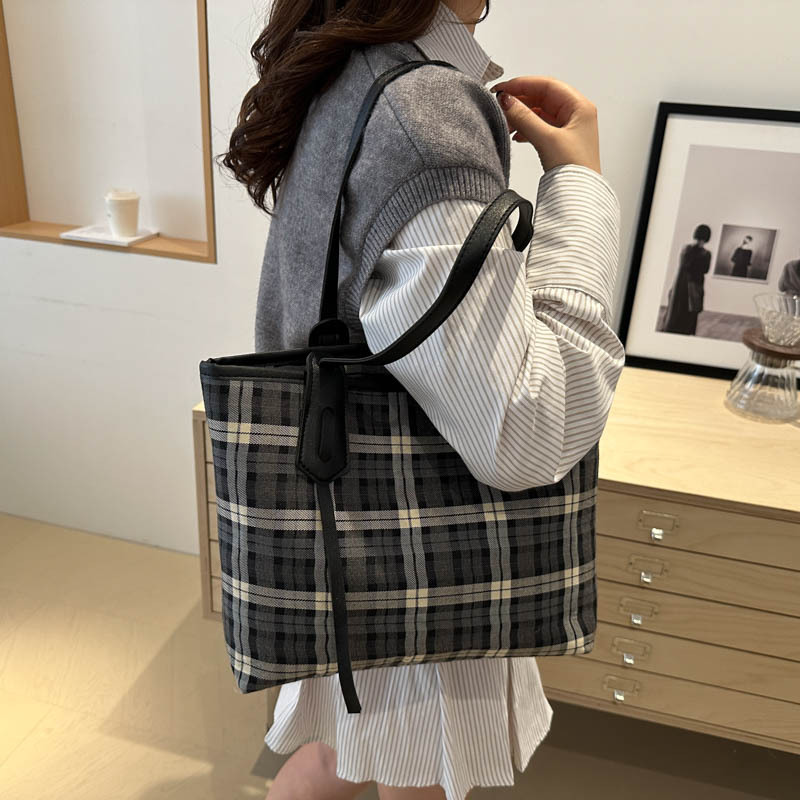 A new, fashionable, individualistic and stylish women's bag with a large capacity for work and commuting in 2024, a casual single-shoulder tote bag Specification drawing