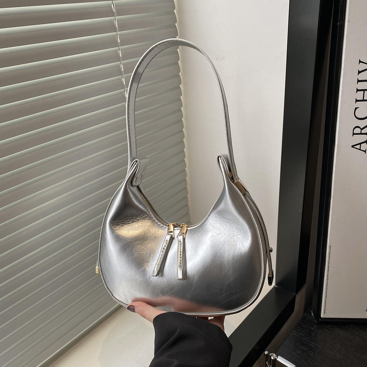 Ladies' single-shoulder bag, glossy double zipper underarm bag, crescent bag 2025, trendy dumpling bag, niche design handbag full figure
