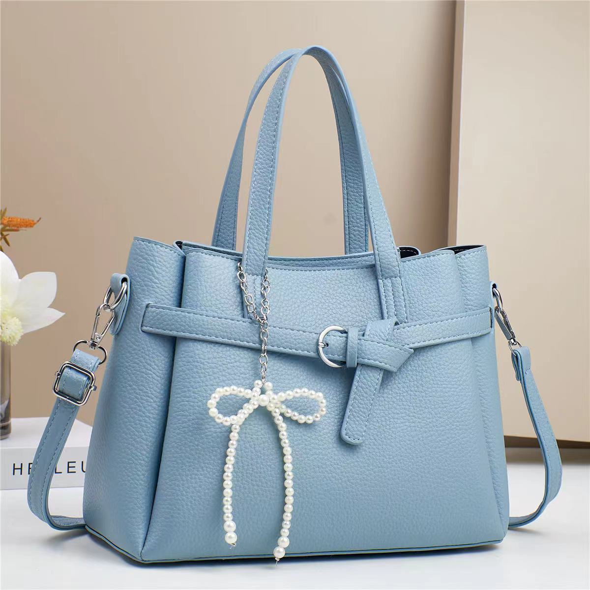 A popular simple women's handbag, a single-shoulder crossbody bag, a trendy 2024 fashion brand, a grand mom bag, and a large-capacity women's bag details Picture