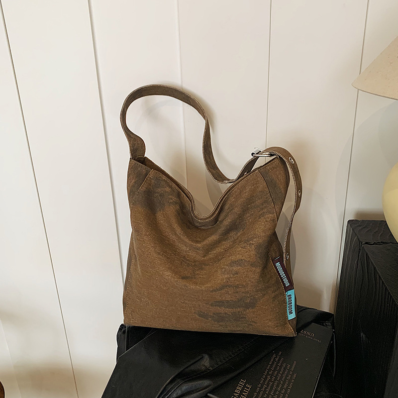 Retro, fashionable and casual tote bag for women, 2024 new Korean style Instagram trendy, versatile and high-end single-shoulder crossbody bag Application Scenario