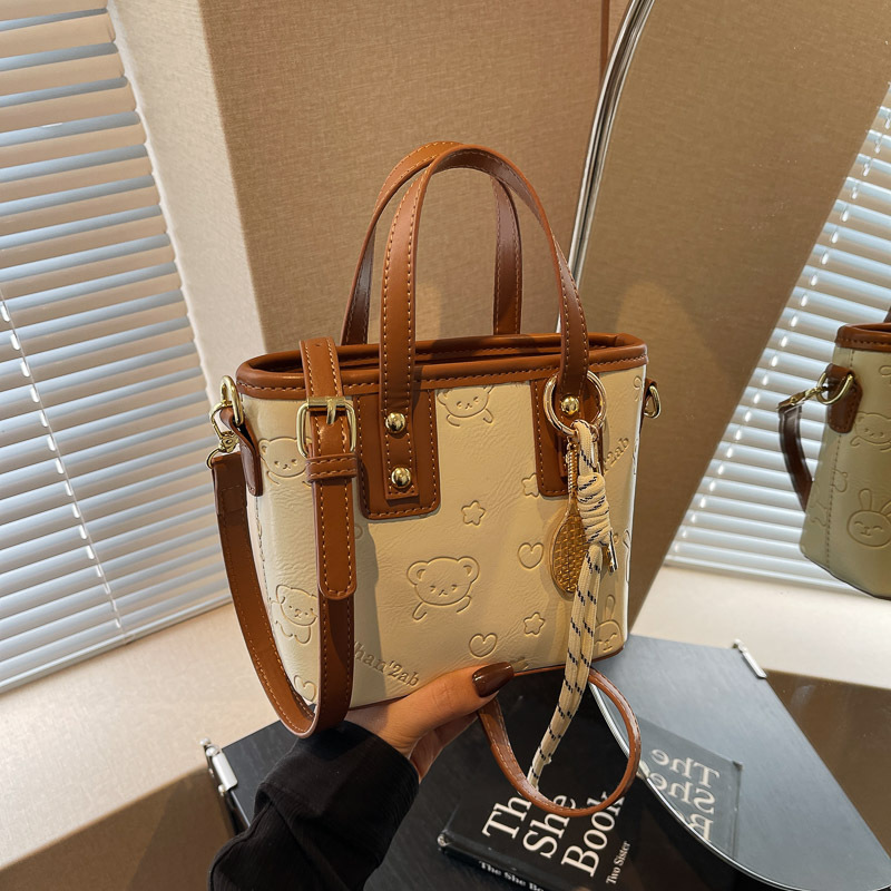 This is a new Korean-style, high-end, versatile bucket bag with a simple and retro design. It's a single-shoulder crossbody bag from a niche brand full figure