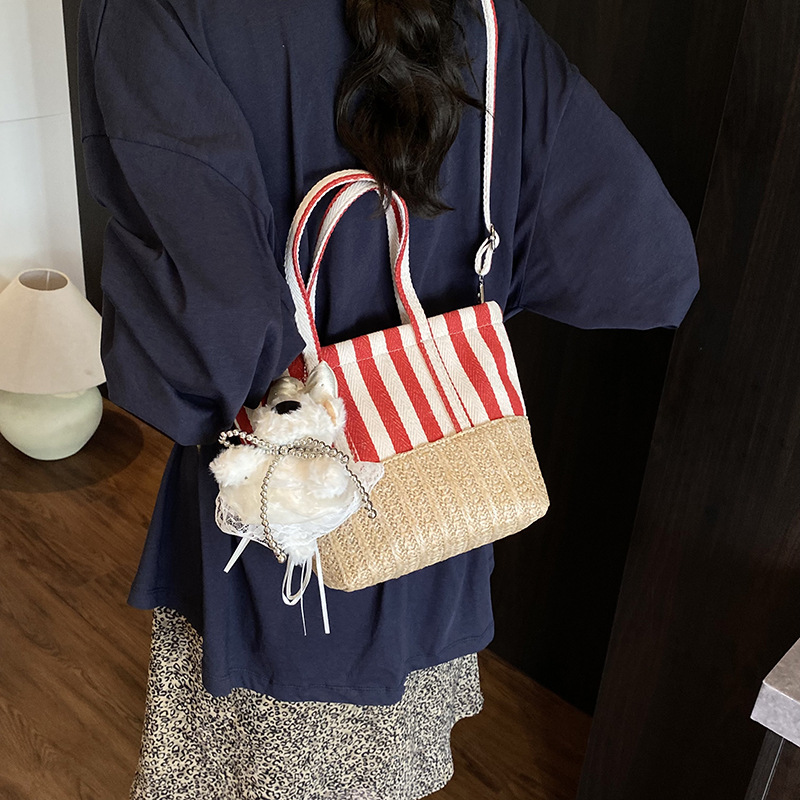 Seaside beach vacation hand-woven bag for women 2025 Summer New fashion bucket bag, trendy single-shoulder crossbody bag Application Scenario