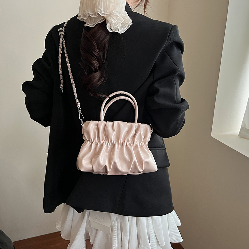 Cross-border trendy and versatile pleated handbag for women, a new summer 2025 niche design chain single-shoulder crossbody bag Application Scenario