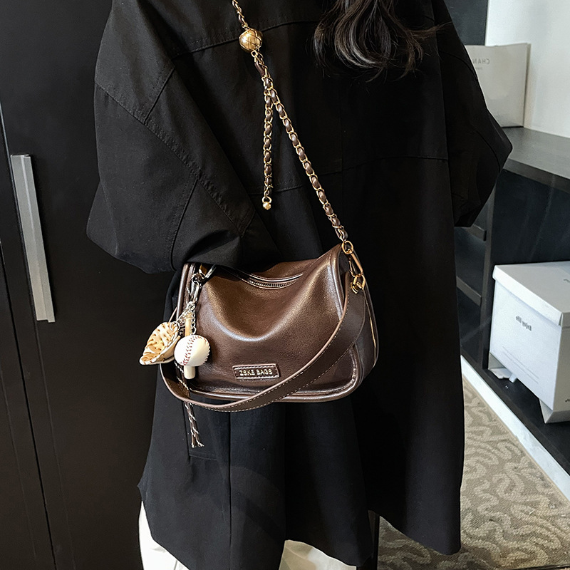A niche design retro bag for women, a new 2024 versatile commuter crossbody bag, a high-end, fashionable and stylish pillow bag Application Scenario