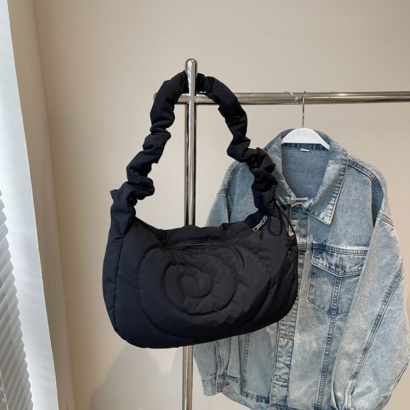 The 2025 new trendy and fashionable cloud bag, single-shoulder bag, large-capacity, elegant underarm bag, versatile and casual Japanese and Korean crossbody bag Application Scenario