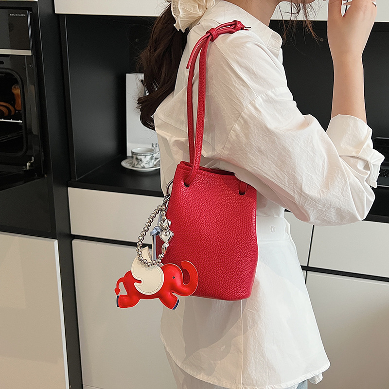 The 2025 new summer lychee pattern commuter versatile high-end quality bucket bag is a fashionable large-capacity single-shoulder crossbody bag for women details Picture