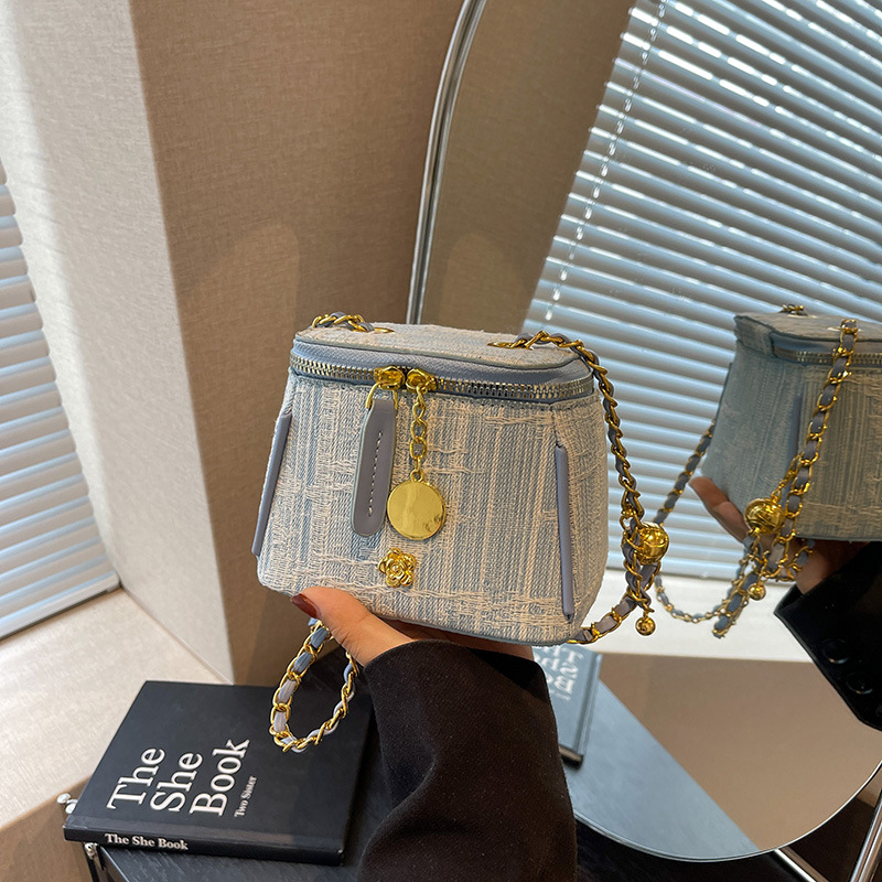 A high-end, versatile, trendy, casual and fashionable bucket bag for women, a new 2024 stylish denim striped blue crossbody bag details Picture