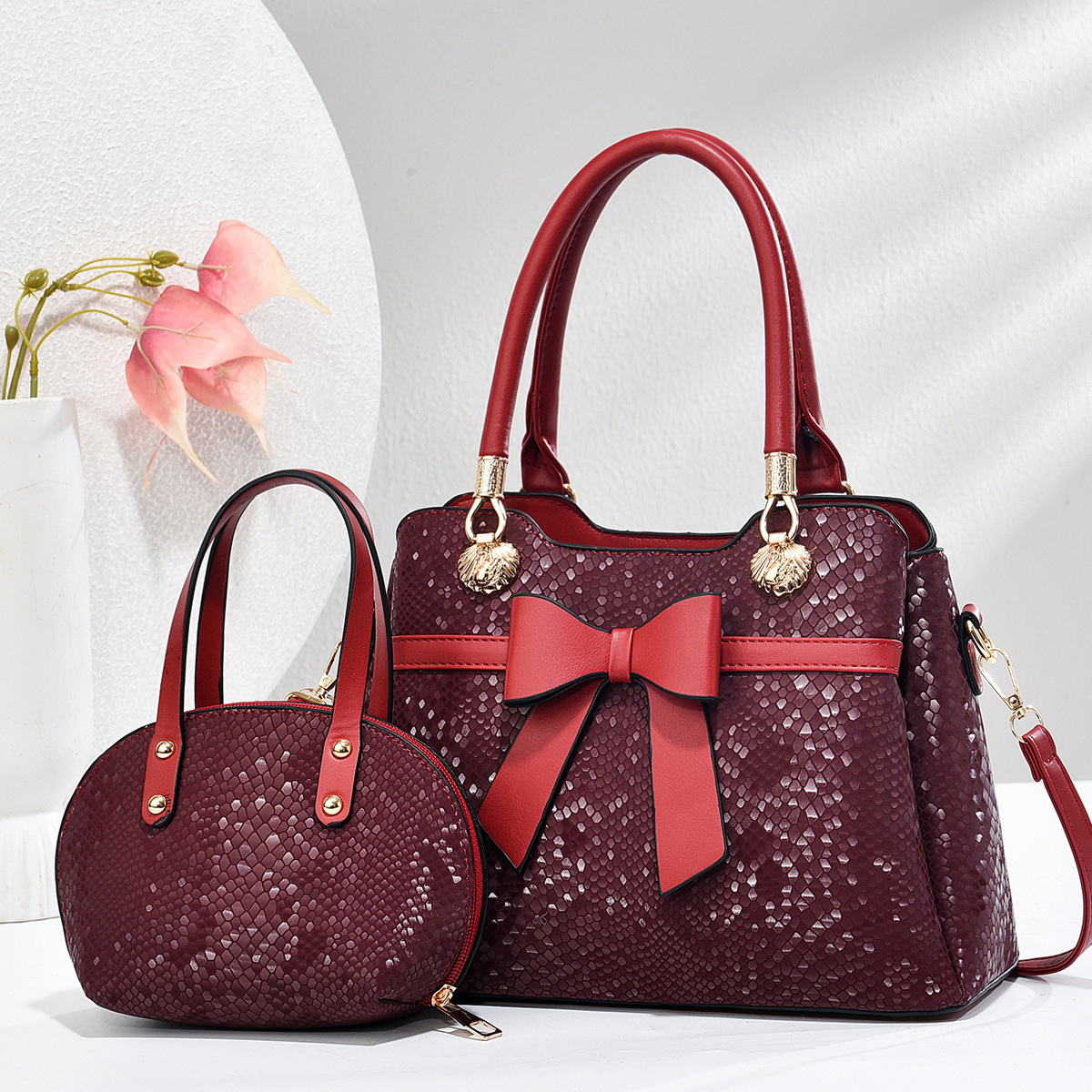 Two-piece set of new snake-patterned mother and child bag, fashionable sequined butterfly handbag, cross-border versatile, large-capacity single-shoulder bag Application Scenario
