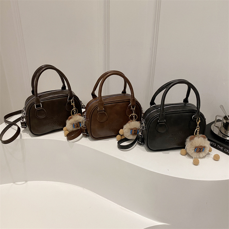 Casual retro solid color 2025 pendant, stylish and large-capacity new Korean-style fashionable and high-quality single-shoulder crossbody handbag Application Scenario