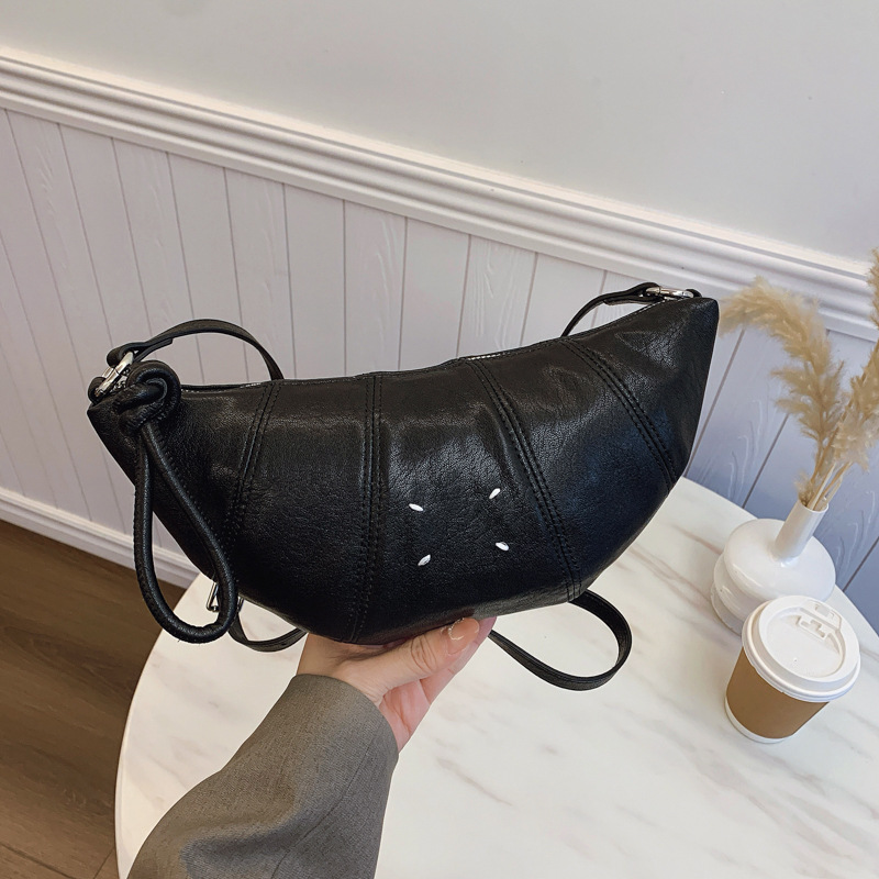 The laid-back horned women's 2025 new style is fashionable, high-end, and features a niche design. It's a single-shoulder crossbody dumpling bag full figure
