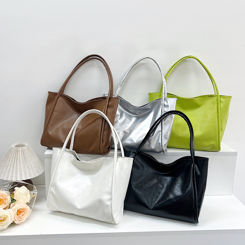 Commuting large-capacity retro solid color bag 2024, women's bag, casual, stylish and simple single-shoulder bag, college student tote bag Application Scenario