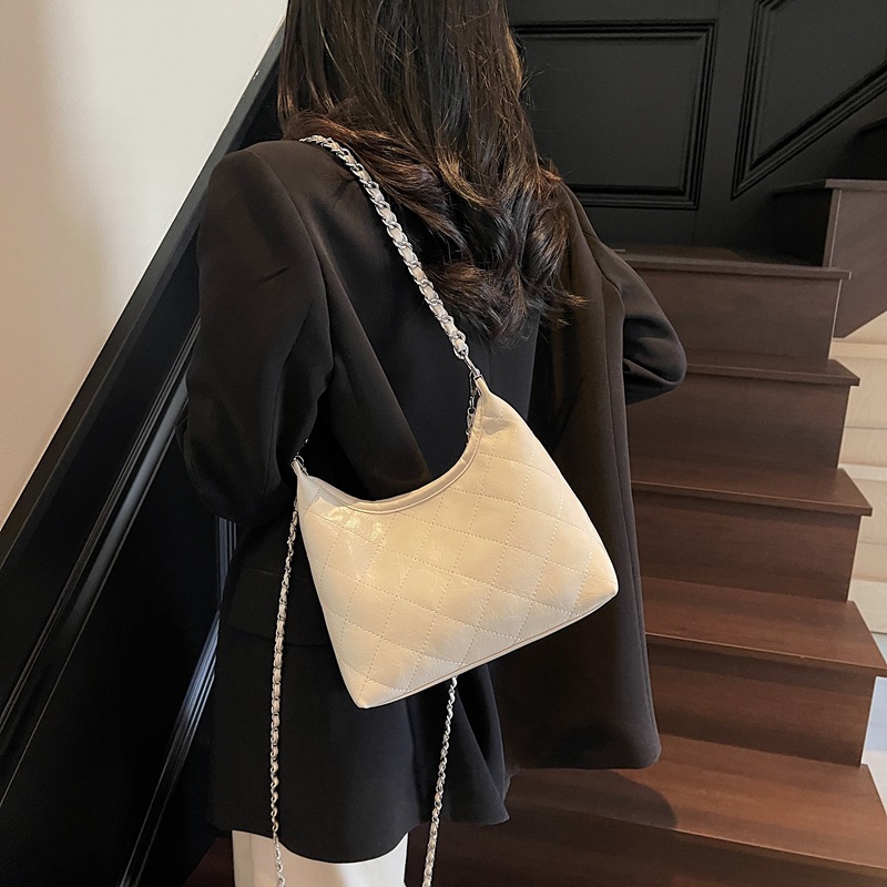 The 2025 new textured diamond-shaped chain underarm bag is a trendy and fashionable crossbody bag for women, versatile, stylish and light luxury single-shoulder bag Specification drawing