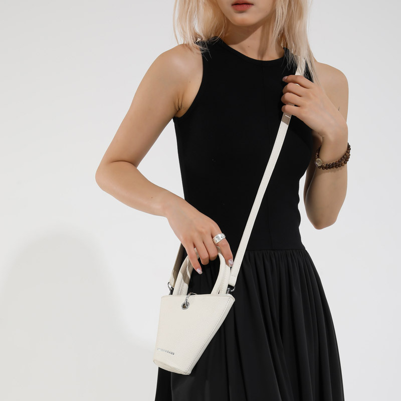 New fashion handbags for summer 2025: simple bucket bag, trendy and versatile single-shoulder bag, stylish women's bag, solid color crossbody bag Application Scenario