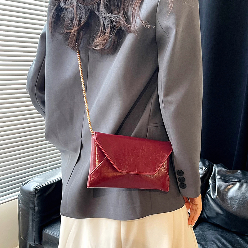 Cross-border crossbody mobile phone bag for women 2025 New style fashionable striped envelope chain bag, versatile and simple single-shoulder mobile phone bag details Picture
