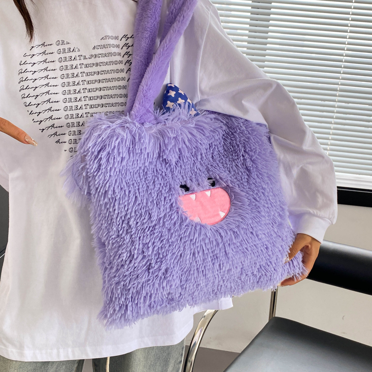 Little monster cartoon plush bag, versatile shoulder bag, cute large-capacity handbag for students, wholesale gift for girls Application Scenario