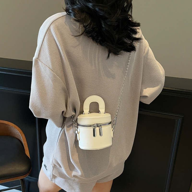 Cross-border hand-held women's bag 2025 New style Texture makeup box bag mini mouth red envelope single-shoulder crossbody bag details Picture