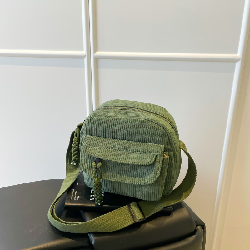 The 2025 new Korean-style stylish and chic small square bag for women, a simple single-shoulder bag for casual commuting, and a crossbody bag for women full figure